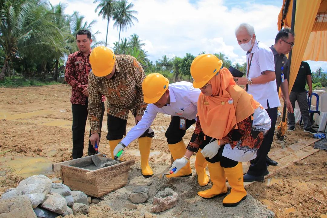 Peletakan batu pertama pembangunan Pabrik Pakan ikan Mandiri oleh Bupati Pasaman H. Benny Utama, didampingi Direktur Obat dan Pakan Ikan Kementerian Kelautan dan Perikanan, di Balai Benih Ikan (BBI) Kecamatan Rao Selatan. (Foto: Mc)