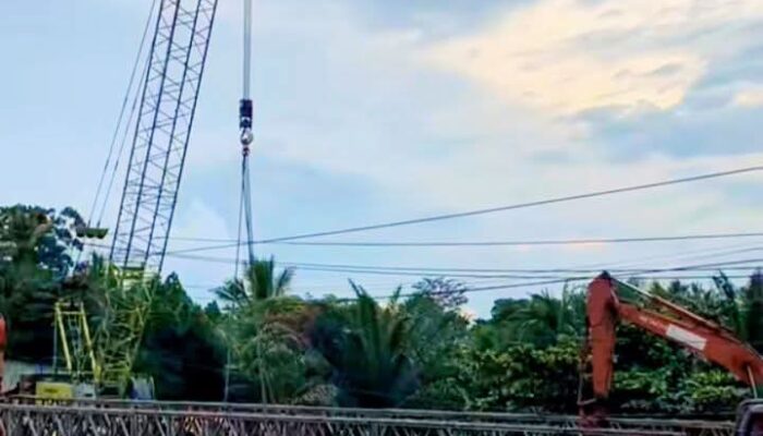 Pekerjaan Jembatan Bailey Batas Jambi – Sumbar Molor, Terkendala Hujan