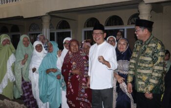 Walikota Zulmaeta Serahkan Bantuan 50 juta Untuk Mesjid Al-falah Padang Tangah