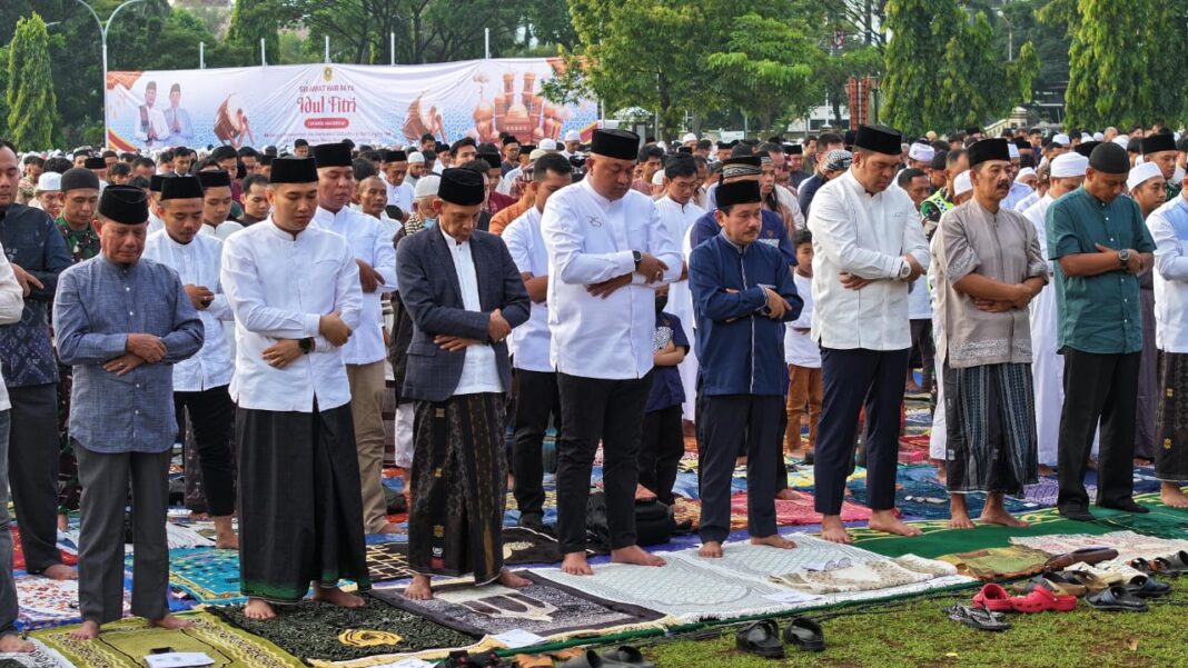 Bupati Bogor, Rudy Susmanto dan Wakil Bupati Bogor, Jaro Ade bersama masyarakat Kabupaten Bogor melaksanakan Shalat Idul Fitri 1446 Hijriah di Lapangan Tegar Beriman, Cibinong