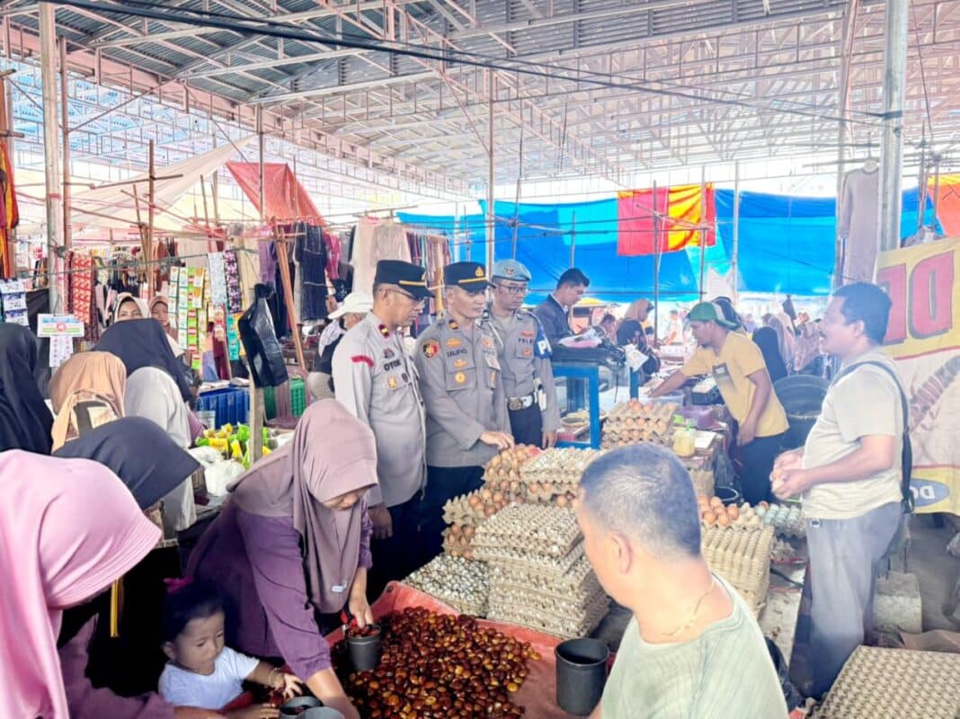 Kapolsek Koto Parik Gadang Diateh (KPGD), Iptu Taufik Indra, S.H., M.H., bersama jajarannya. Pada Rabu (07/05/2025), ia turun langsung ke lapangan menyambangi pasar tradisional di Nagari Pakan Rabaa, Kecamatan KPGD, Kabupaten Solok Selatan