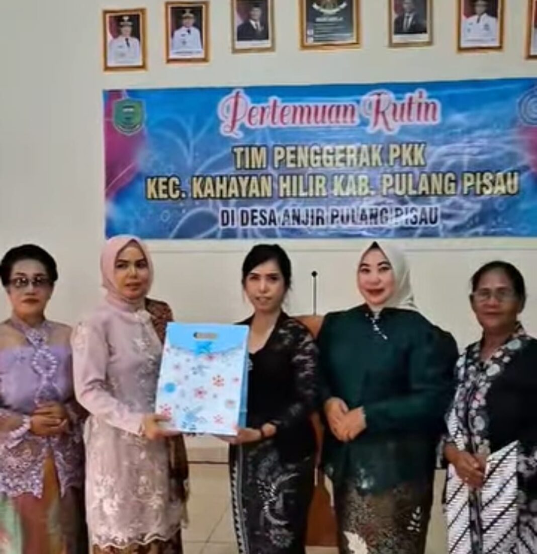 Ketua Tim Penggerak PKK Kabupaten Pulang Pisau Hj. Hasanah Rifa’i, menghadiri Pertemuan Rutin Tim Penggerak PKK Kecamatan Kahayan Hilir