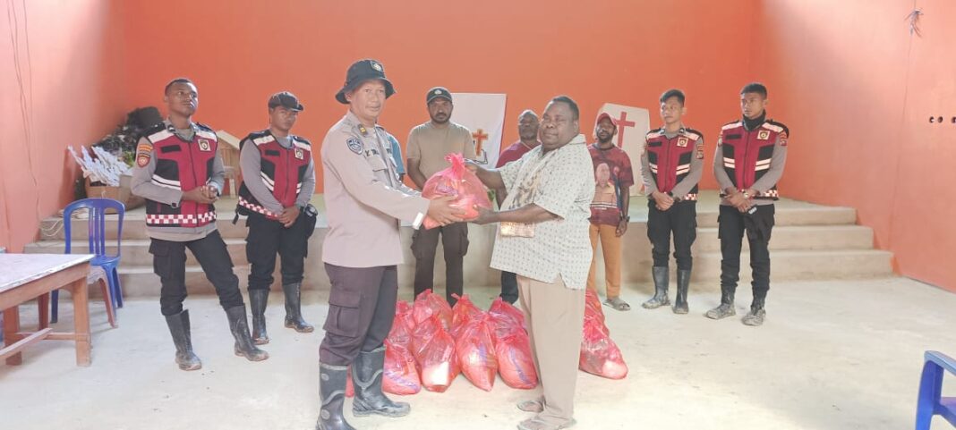 Kabag Ops Polres Pegunungan Arfak IPTU Yohanis Taba, didampingi oleh Kasihumas IPDA Kiki Adrianto, S.H., serta anggota BKO dari Polda Papua Barat
