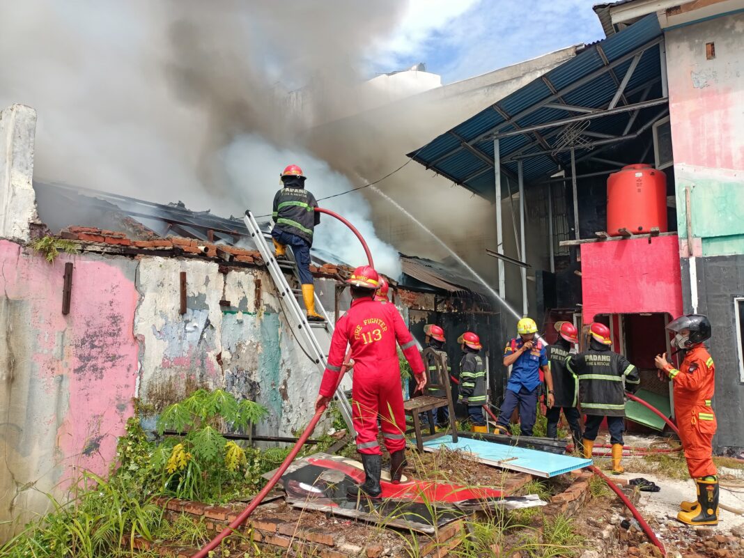 Sebuah gudang kayu yang berlokasi di Jalan Parak Kerambir No. 3, RT 003 RW 003, Kelurahan Belakang Tangsi, Kecamatan Padang Barat, dilaporkan terbakar pada Jumat pagi (30/5)