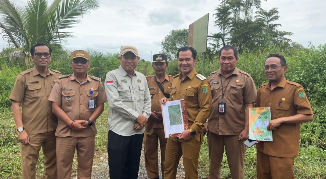 Bupati Pulang Pisau, H. Ahmad Rifa'i, didampingi Kepala Dinas Sosial Wahyu Jatmiko, Staf Ahli Bupati Iwan Hermawan , Camat Kahayan Hilir serta Kepala Desa Mantaren II mengunjungi lokasi lahan