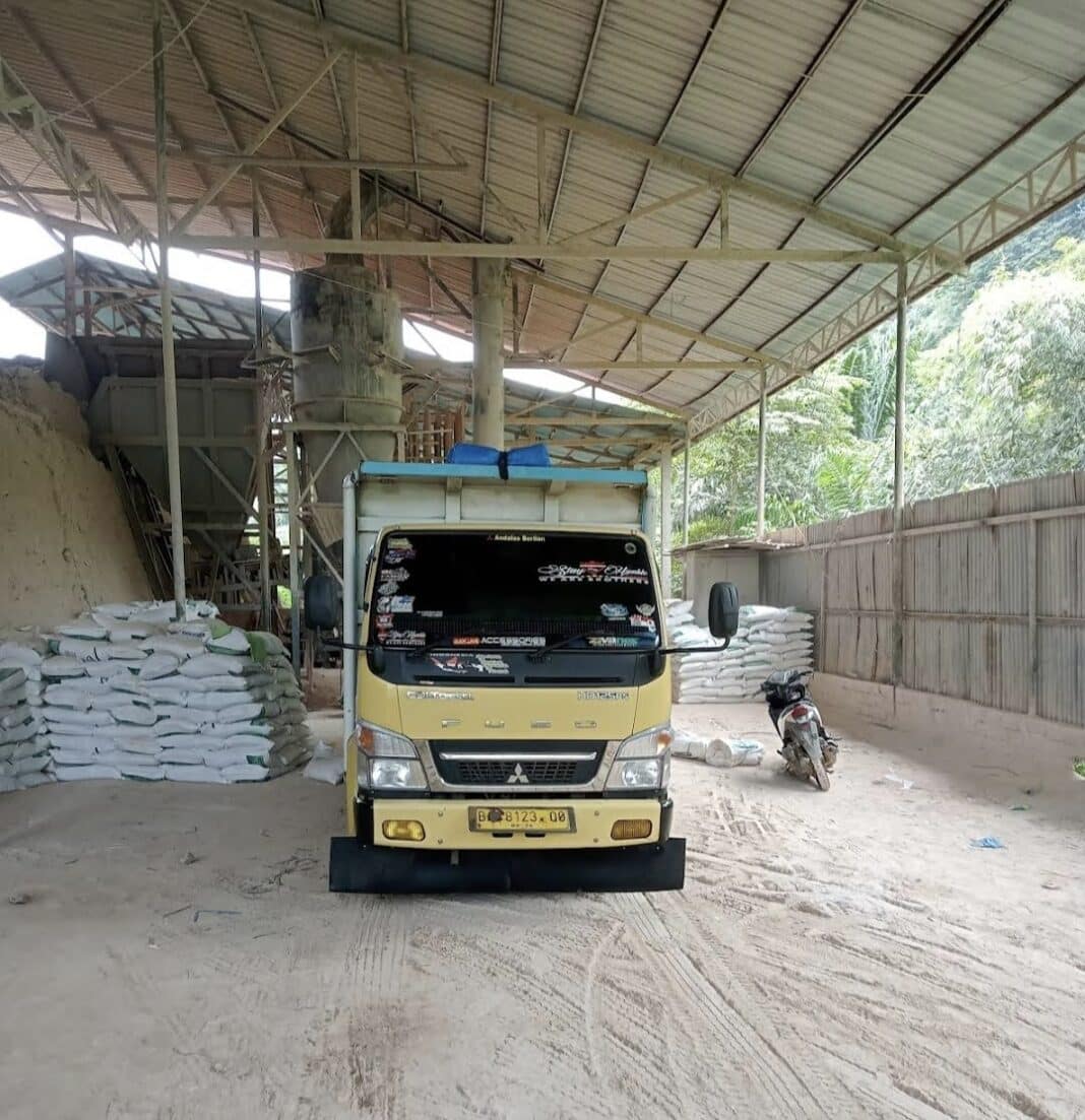 Truk lagi proses muat dolomite andalas delomite sejahtera
