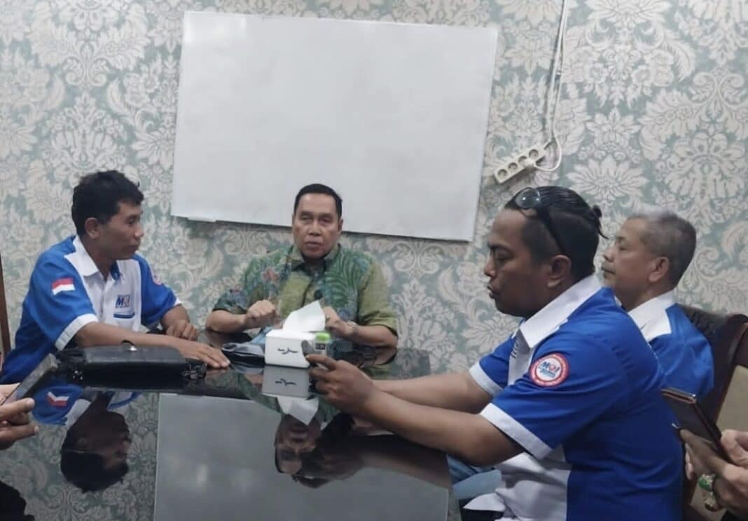 Drs. H. Marlis, MM bersama DPW MOI Sumbar