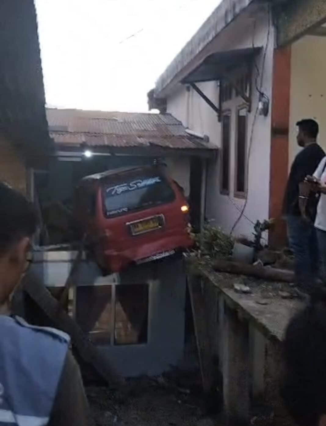 Angkot tambrak warga disimpang Kabun Batu Gadang