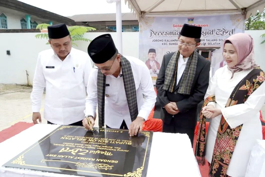 Masjid Zainal Bagindo Alamsyah resmi berdiri kokoh di Jorong Kalampaian, Nagari Pasir Talang Selatan. Peresmian masjid ini dilakukan langsung oleh Bupati Solok Selatan, H. Khairunas,