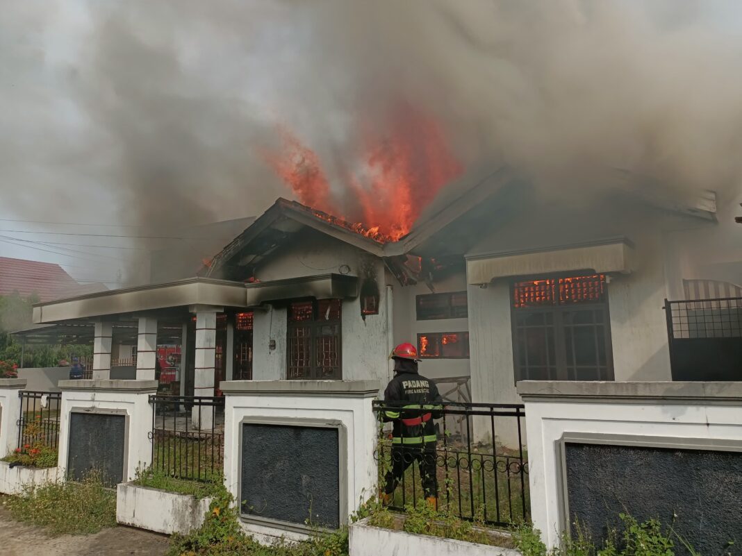 studio foto di Jalan Kelapa Gading VI, RT 002 RW 012, Kelurahan Ulak Karang Selatan, Kecamatan Padang Utara, dilaporkan terbakar