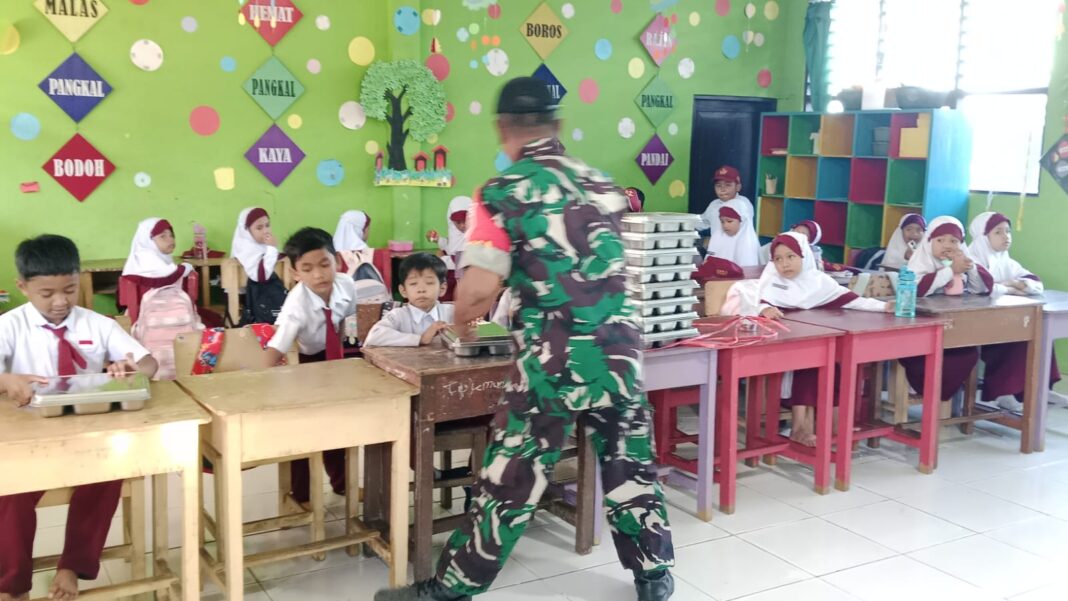 Personel Babinsa Koramil 1002-06/Barabai melaksanakan pendampingan dan pengawasan penyaluran Makanan Bergizi Gratis (MBG) di wilayah Kabupaten Hulu Sungai Tengah