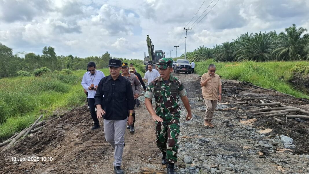 Bupati Pulang Pisau, H. Ahmad Rifa'i, bersama Komandan Kodim (Dandim) 1011 Kuala Kapuas, Letkol Inf. Pamungkas Army Saputro, melakukan peninjauan perbaikan ruas jalan Maliku-Bantanan