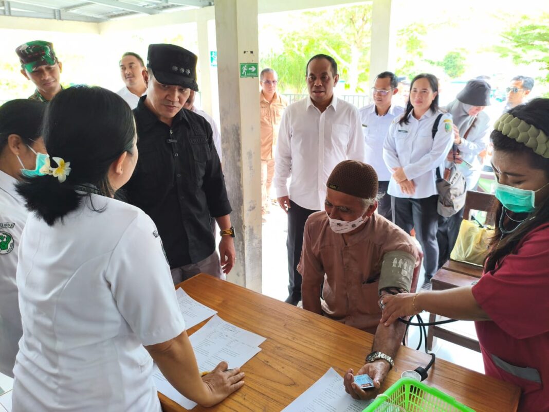 Bupati Pulang Pisau, H. Ahmad Rifa'i, bersama Dandim 1011/Kuala Kapuas, Letkol Inf. Pamungkas Army Saputro, melakukan kunjungan kerja ke Puskesmas Sebangau Kuala