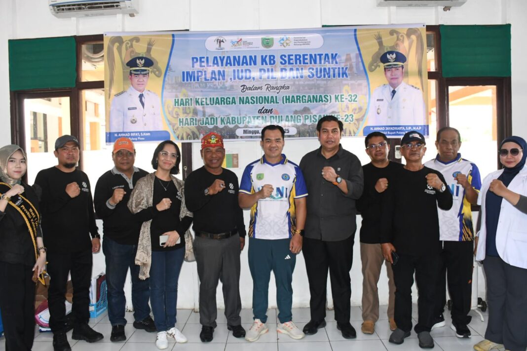 Bupati Pulang Pisau, H. Ahmad Rifa'i, S.Kom, beserta Wakil Bupati, H. Ahmad Jayadikarta, S.IP.,MM, menyambut rombongan Kirab Hari Keluarga Nasional Gabungan Provinsi Kalimantan Tengah