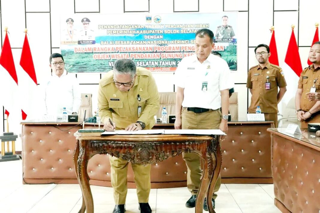 Pemerintah Kabupaten Solok Selatan bersama Balai Besar Taman Nasional Kerinci Seblat (BBTNKS) resmi menandatangani Perjanjian Hibah Daerah. Penandatanganan