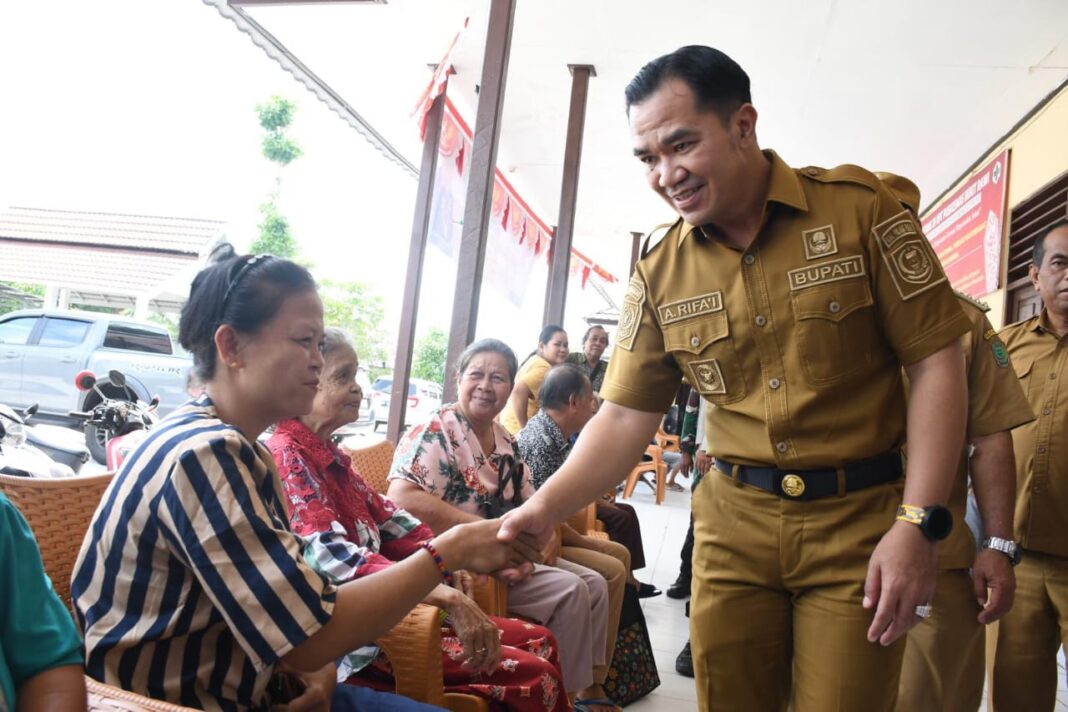 Bupati Pulang Pisau, H. Ahmad Rifa'i, meninjau dan menyaksikan langsung kegiatan pemeriksaan kesehatan gratis dalam rangka Hari Jadi ke-23 KabupatenMemb Pulang Pisau Tahun 2025.