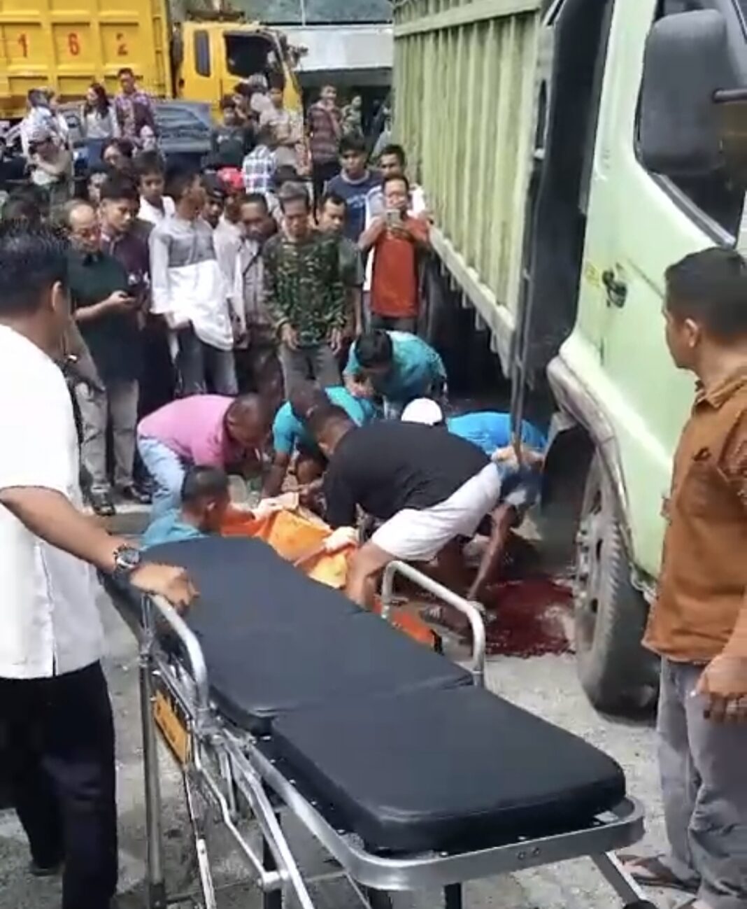 Evakuasi Korban oleh pihak Kepolisian dan Warga