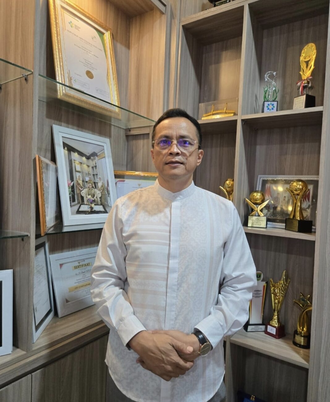 Direktur RSAM Bkt , Drg Busril