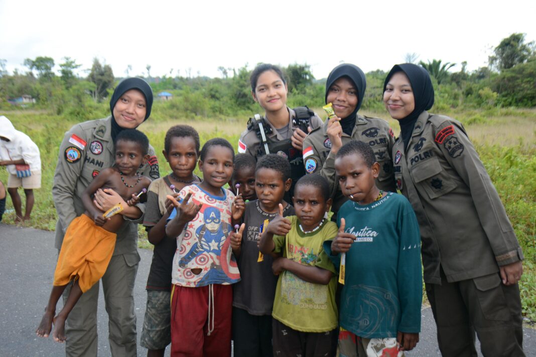 Polwan Satgas Ops Damai Cartenz Berikan Sentuhan Humanis Bersama Anak-Anak Nduga