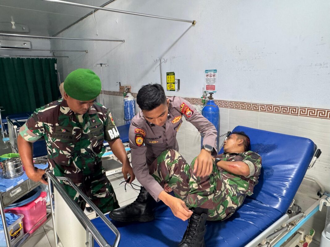 Anggota Ditsamapta Polda Bengkulu Bantu Evakuasi Anggota TNI dan Masyarakat yang Mengalami Laka Lantas