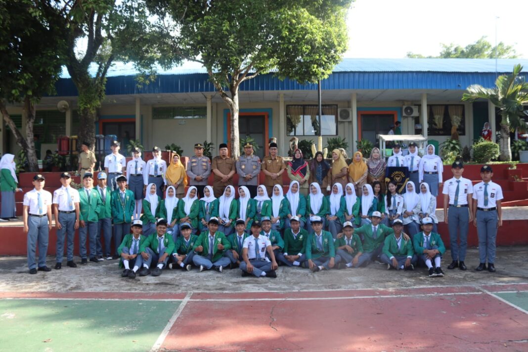 Wakapolda Bengkulu Pimpin Upacara Bendera di SMP N 4 Kota Bengkulu