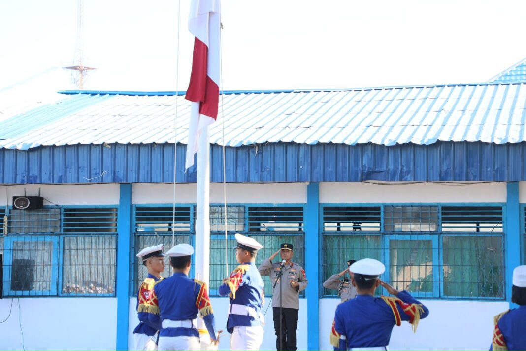Kapolda Bengkulu Bersama PJU Ajak Pelajar Jadi Generasi Berkarakter dalam Upacara Bendera Serentak