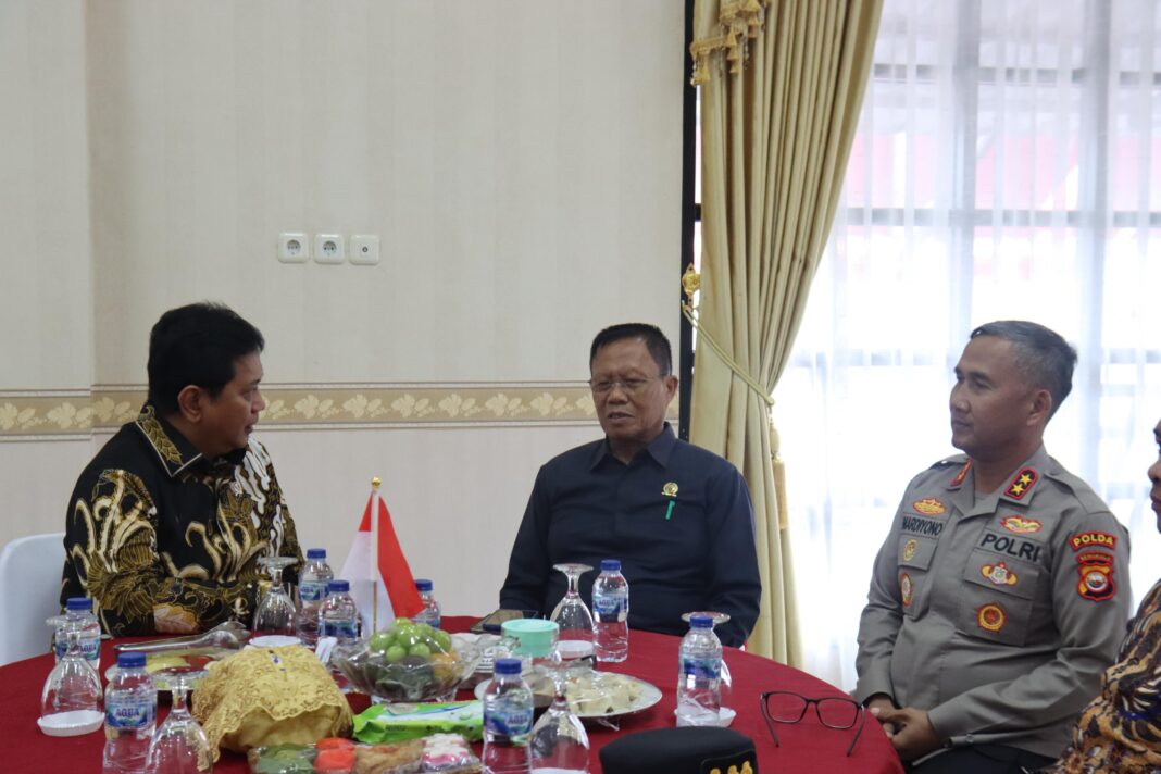 Kapolda Bengkulu Mengantar Wakil Menteri Transmigrasi Kembali ke Jakarta