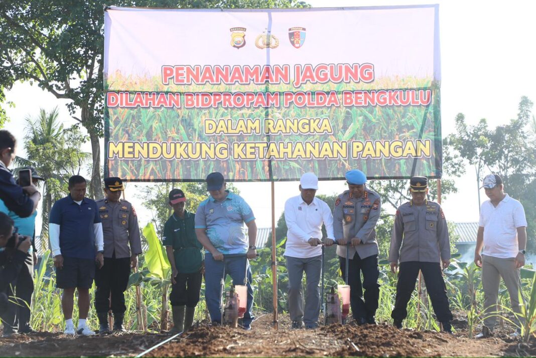 Kapolda Bengkulu Resmikan Program Penanaman Jagung di Lahan Tidur di Kelurahan Lingkar Barat