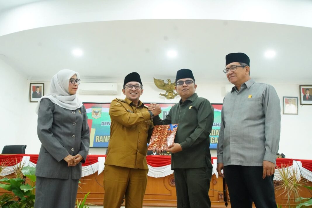 8 Fraksi DPRD Tanah Datar Sampaikan Pandangan Umum Atas Ranperda Perubahan APBD TA 2025 Saat Rapat Paripurna
