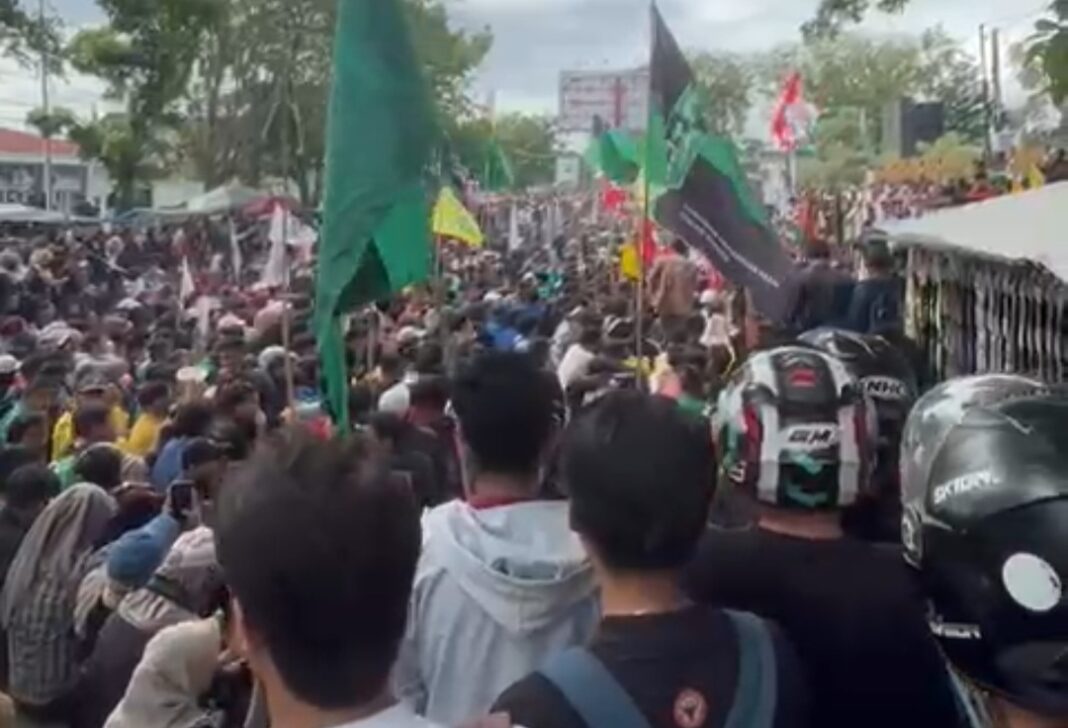 Ribuan Mahasiswa dan Warga Gelar Aksi Damai di DPRD Sumbar