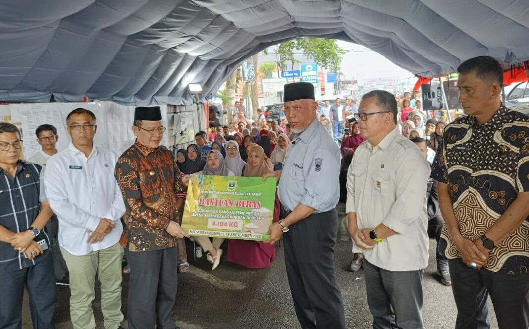 Bantu Ringankan Beban Korban, Pemprov Sumbar Salurkan Cadangan Pangan ke Payakumbuh