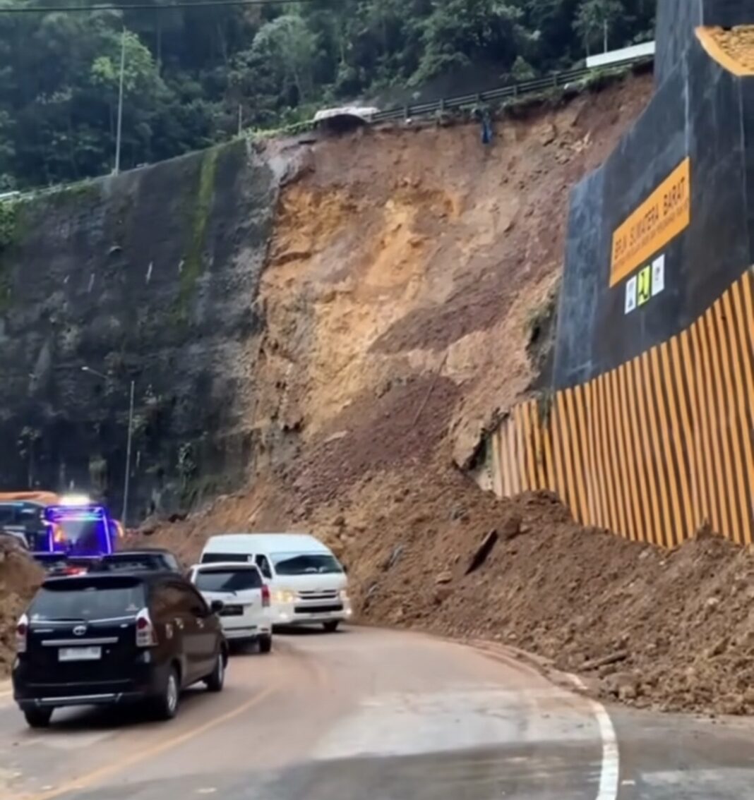 Kelok Sembilan Lonsor,Akses Jalan Propinsi Tutup