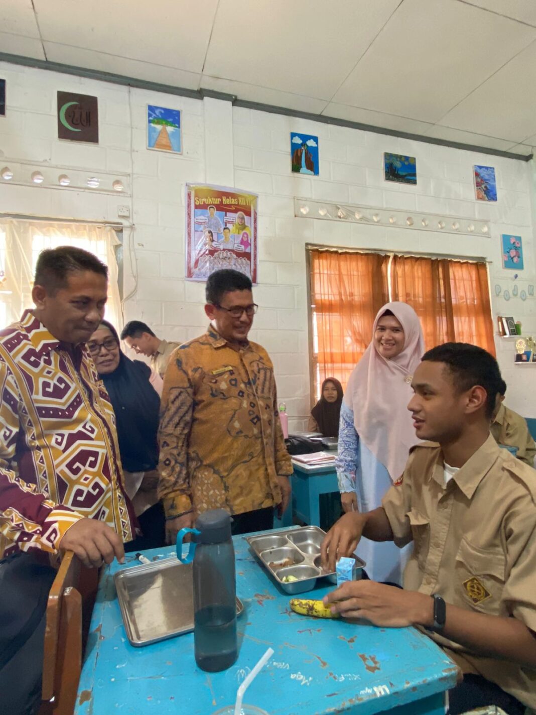 Melalui Dana Pokir, Wakil Ketua DPRD Sumbar Evi Yandri Serahkan 13 Unit Komputer ke SMA 2 Padang